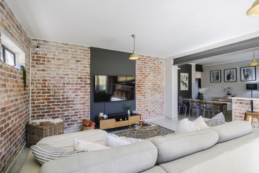 6 Bedroom Property for Sale in Vredehoek Western Cape